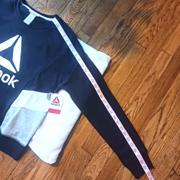 Reebok • Women's Black & White Color Block Logo Crew Sweatshirt, Medium - Picture 6 of 13